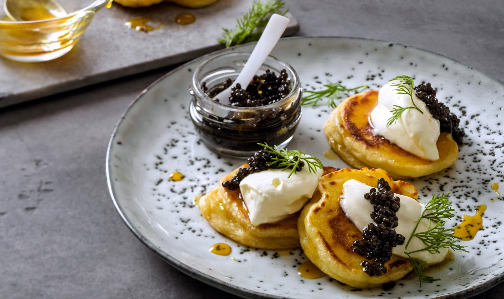 Kết hợp Caviar với Bánh Blinis và Crème Fraîche – Tinh Hoa Ẩm Thực Cổ Điển