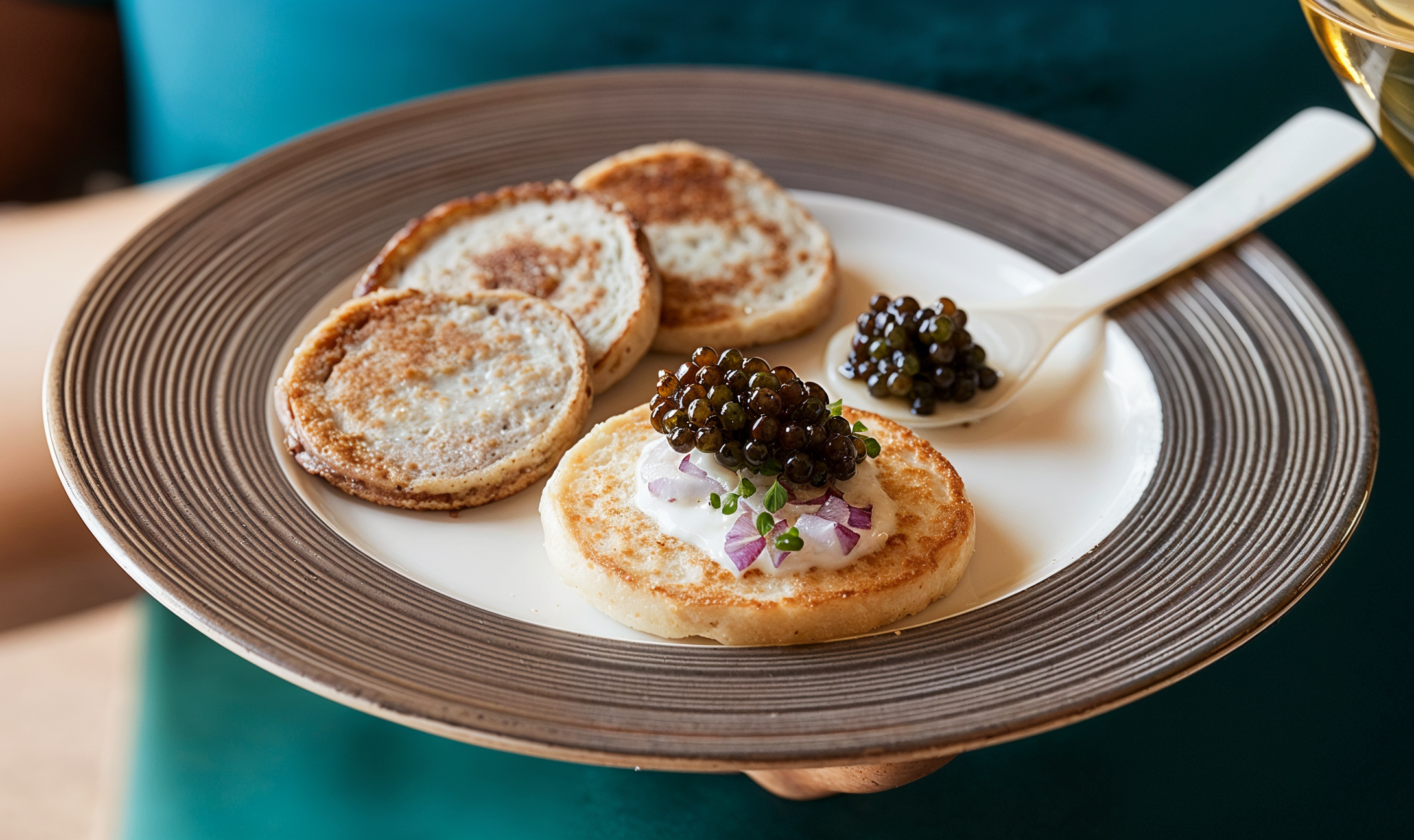 THƯỞNG THỨC CAVIAR ĐÚNG ĐIỆU VỚI THÌA NGỌC TRAI